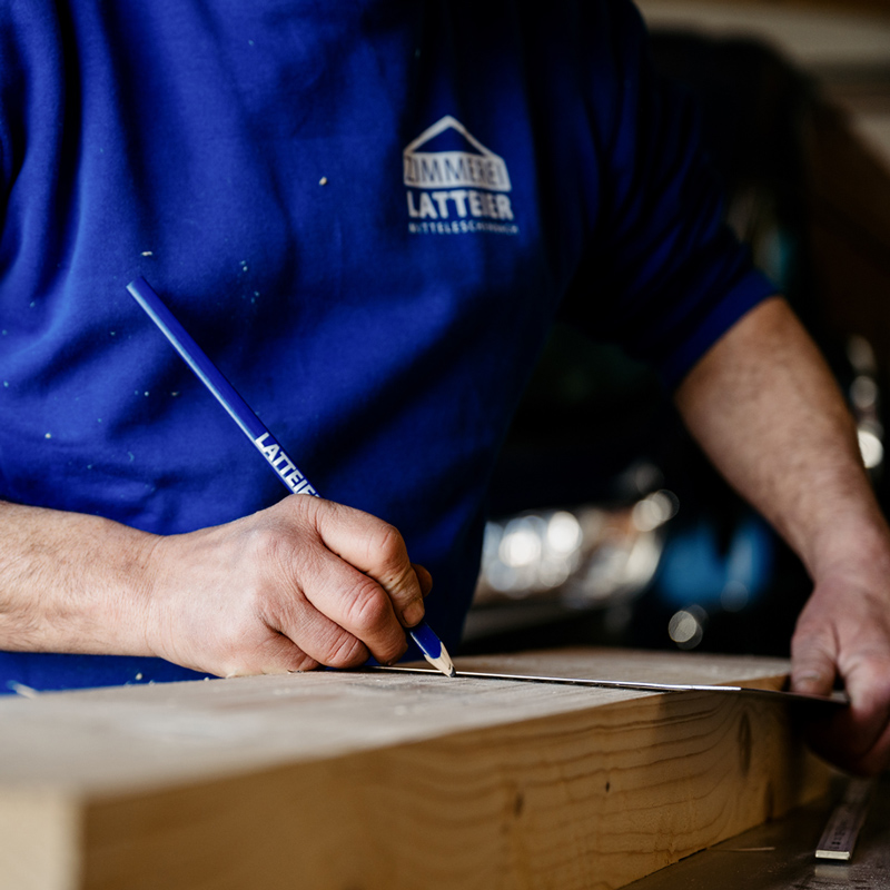 Detail Zimmermannhände reisen einen Winkel an