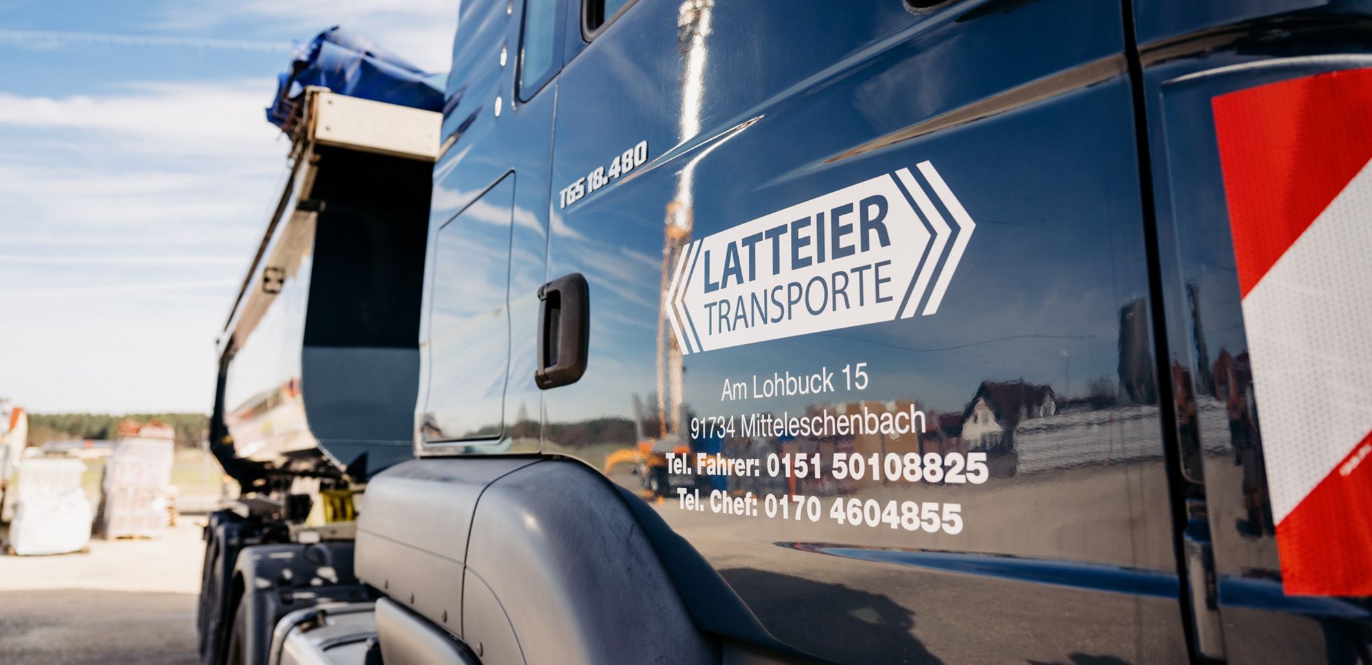 Detail LKW mit Firmenaufdruck